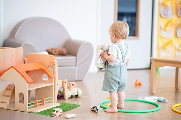 jeune enfant dans une crèche