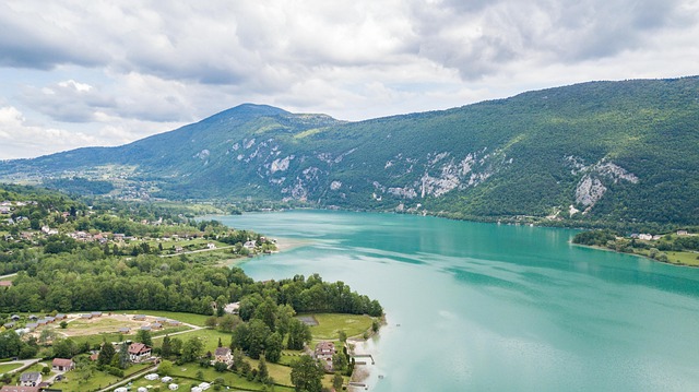 Photo du lac d’Aiguebelette dans le Parc Naturel Régional de Chartreuse