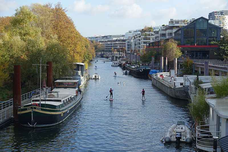 Photo du Petit Bras de Seine à Issy-les-Moulineaux approprié par ses habitants illustrant l’importante des enjeux environnementaux pour la Ville