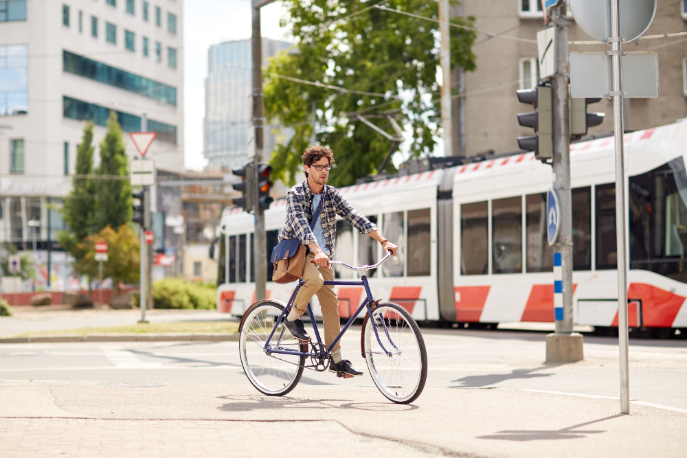 Homme à vélo devant un tramway