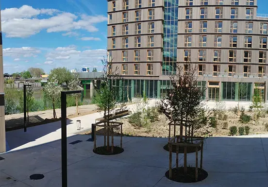Photo de l'écoquartier fluvial Ile-Saint-Denis valorisant la végétation et le bien-vivre, prise avant la phase d'exploitation.