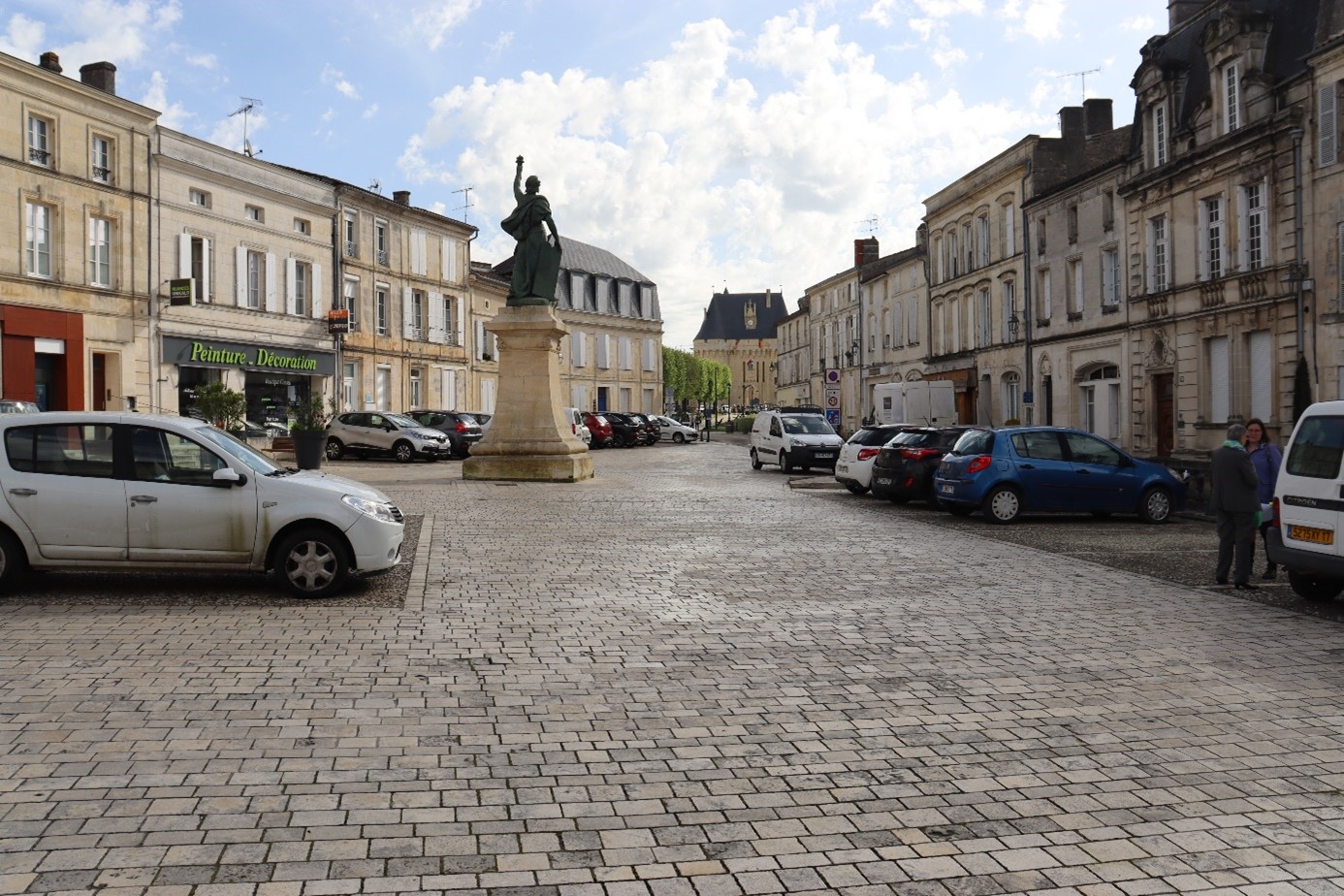 Photo de la place de la République Jonzac. Aujourd’hui très minérale elle entre dans la stratégie de végétalisation.