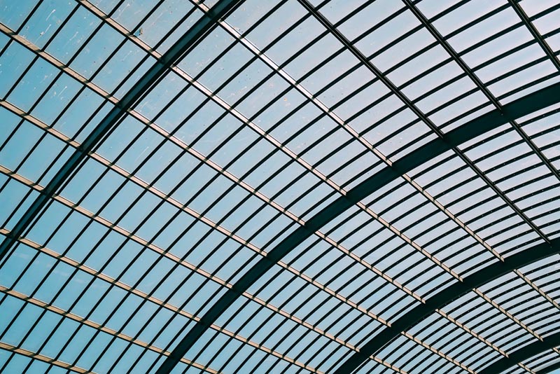 Toit en verre qui illustre l’activité de l’industriel AGC Glass qui a confié à Inddigo une décarbonation de son usine.
