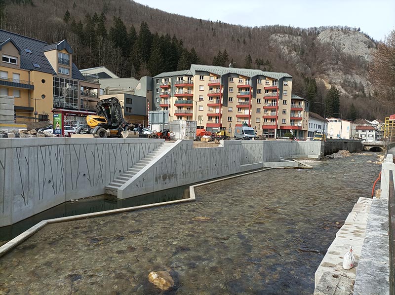 Vue sur le mur décalé de 5 mètres dans le cadre du réaménagement des berges de la Bienne pour réaliser un quai « bas »
