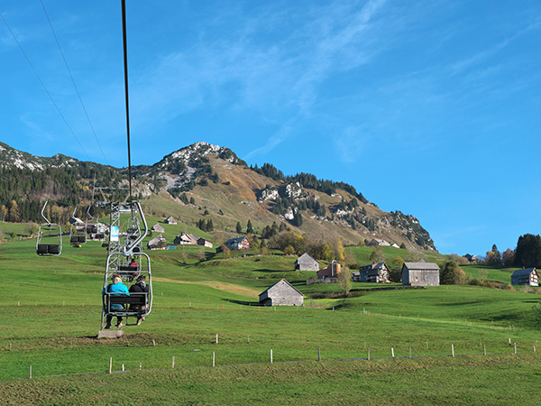 Télésiège utilisé en été en montagne