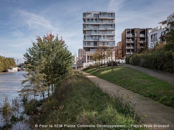 Vue du chemin piétonnier en bord de Seine au sein de l'écoquartier fluvial Île Saint Denis