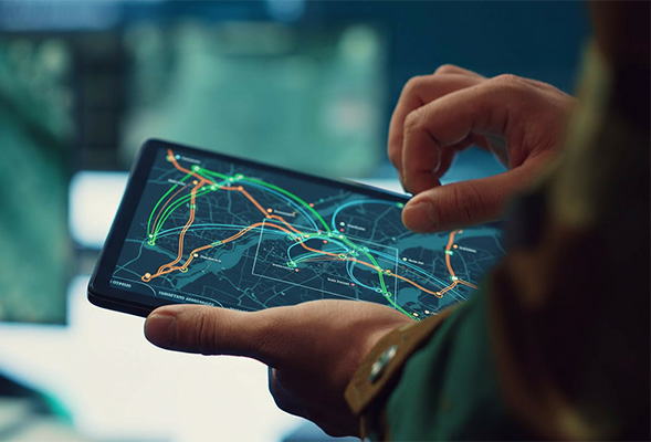 Photo d'une tablette numérique permettant de visualiser des flux de matières sur un territoire.