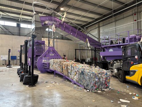 Vue d"un quai de tri des emballages de l'installation de Decoset