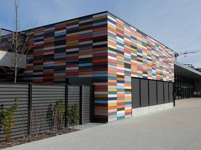 Façade du groupe scolaire de la ZAC de la Cartoucherie.